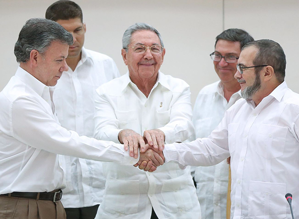 Juan Manuel Santos, Raúl Castro y Timochenko tras la firma de los acuerdos de La Habana